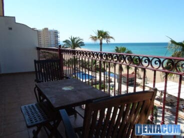 Terraza-con-vistas-al-mar-en-el-Hotel-Los-Ángeles