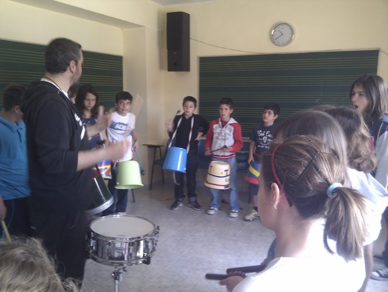 Escolares de Xàbia ensayan para una gran Batucada 01