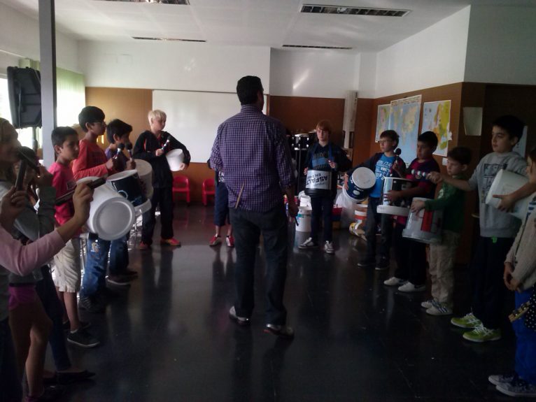 Escolares de Xàbia ensayan para una gran Batucada 05