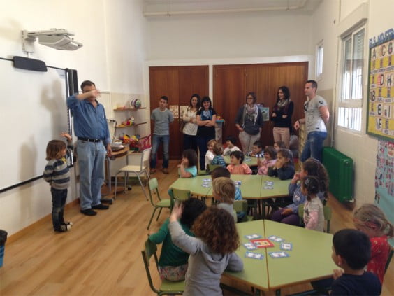 El profesor Artal enseña inglés a los alumnos del colegio Graüll de Jávea 01