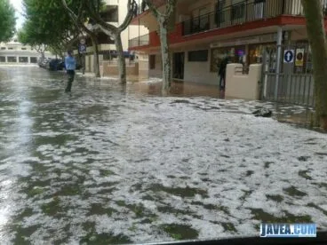 Las calles de Javea se llenan de granizo
