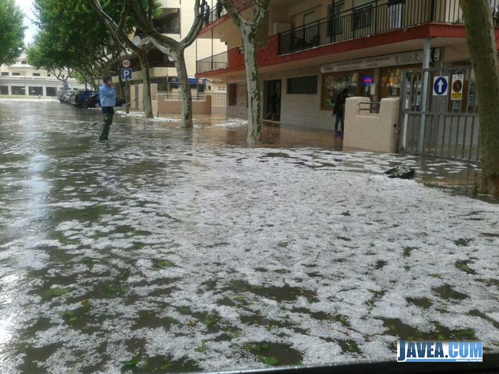 Las calles de Javea se llenan de granizo