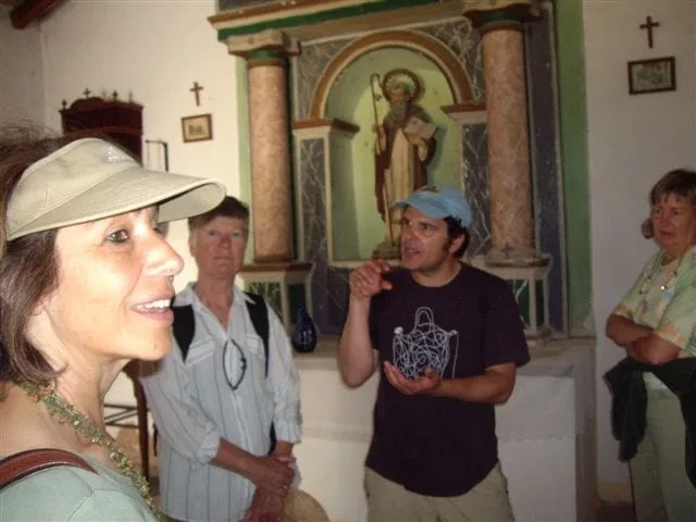 Miembros de la AMUX visitan la ermita y casa fortificada de Benitzaina