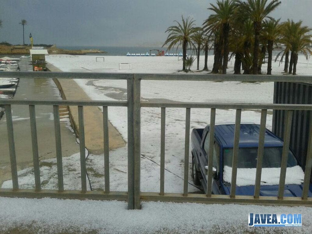 Playa del Arenal de Javea, cubierta de granizo