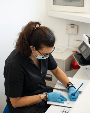 Gabinete dental equiado con la alta tecnología de vanguardia para tu tratamiento