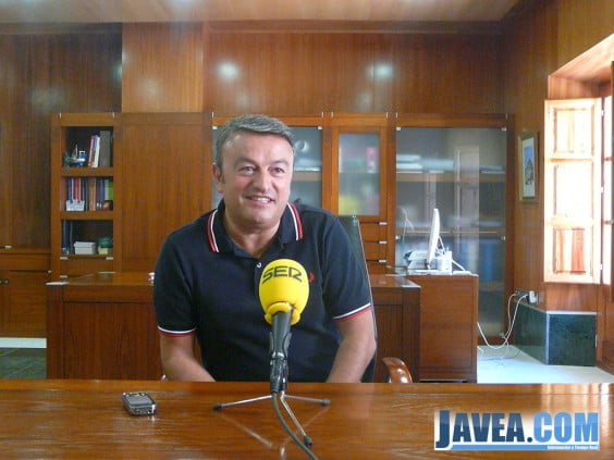 El alcalde de Jávea, José Chulvi, en la rueda de prensa del plan de empleo