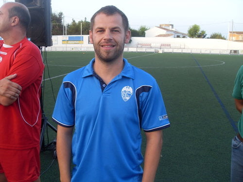 El entrenador del Jávea, José Luis Bisquert va a poder contar con Julio Ivorra en su línea defensiva tras la decisión del jugadore de seguir vistiendo la camiseta rojiblanca.