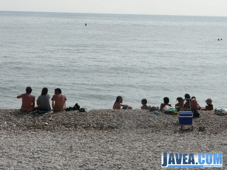 Nudistas en la playa del montañar de Jávea 02