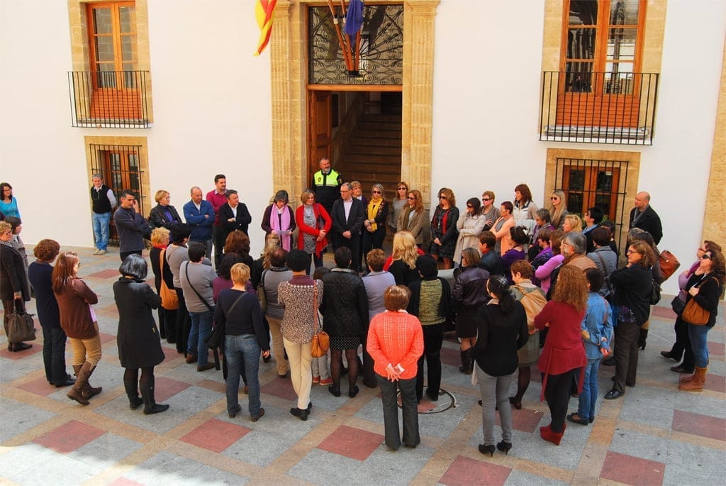 minuto de silencio en el Ayuntamiento de Jávea 
