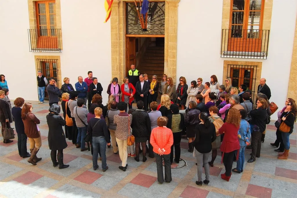 minuto de silencio en el Ayuntamiento de Jávea 