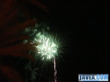 Antes de comenzar la cena se disparó desde la playa de la grava un pequeño castillo de fuegos artificiales