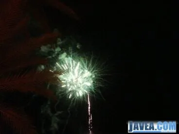 Antes de comenzar la cena se disparó desde la playa de la grava un pequeño castillo de fuegos artificiales