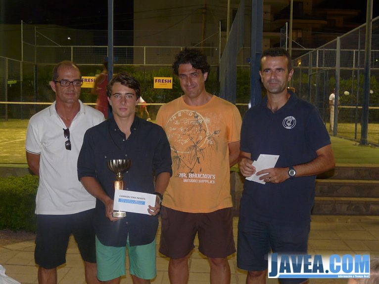 Pablo Aparicio coronado campeón de tenis Infantil