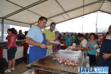 Componentes de la comisión preparando las tapas