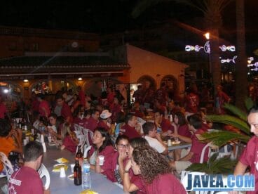 Después de repartir la bebida y los aperitivos entre los asistentes la Comisión de Fiestas empezó la cena