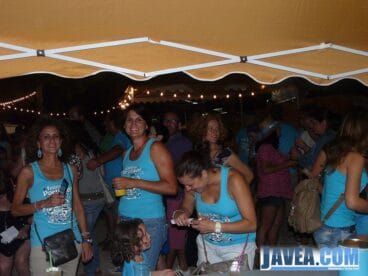 Vecinas en el sopar de cabasset de las fiestas del Portichol