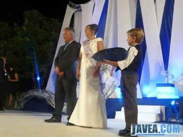 La Mayoralesas Rosa Soliveres y el Mayoral Pepe Serrat en el momento de imposición de la banda