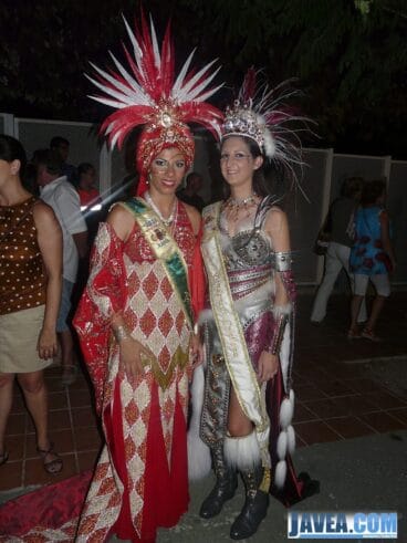 La abanderada Mora y Cristiana antes de subir al escenario