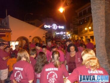 La comisión de fiestas preparó un aperitvo y bebidas para los asistentes a la cena de hermandad