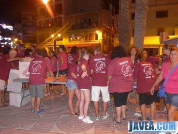 La comisión de fiestas recogiendo aperitivos y bebidas para repartir entre los asistentes a la cena de hermandad