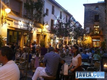 La gente ha aprovechado para realizar sus compras y pasear por el casco antiguo durante la shopping night