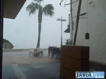 La lluvia ha formado una enorme cortina de agua que impedía ver el mar