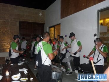 La shopping night de Jávea ha estado animada por una batukada toda la noche