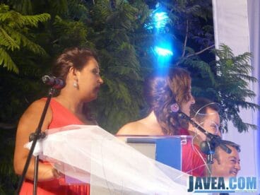Las presentadoras del acto durante un momento de la presentación