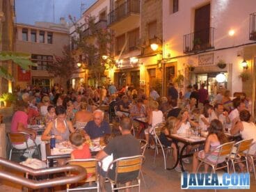 Las terrazas de los bares se han llenado de gente durante la shopping night