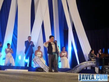 Los nuevos miembros de la Comisión de Fiestas subieron al escenario donde fueron presentados