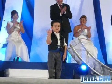 Los nuevos miembros de la Comisión de Fiestas subieron uno a uno para la colocación de insignias