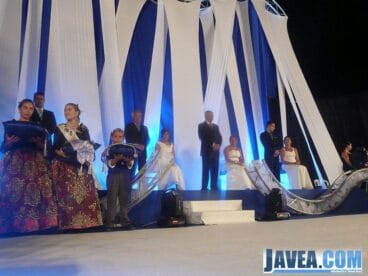 Mayoralesas y Mayorales antes de la imposición de bandas y medallas