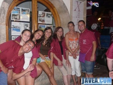 Miembros de la Comisión de fiestas esperando el comienzo de la cena de hermandad