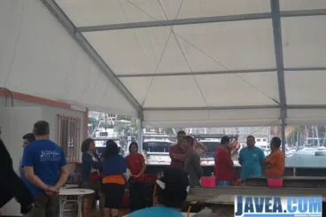 Miembros de la comisión esperando en el baret dels bous