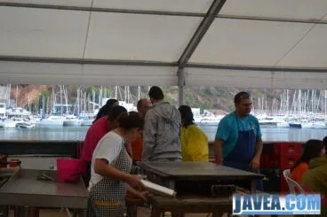 Miembros de la comisión preparando las planchas