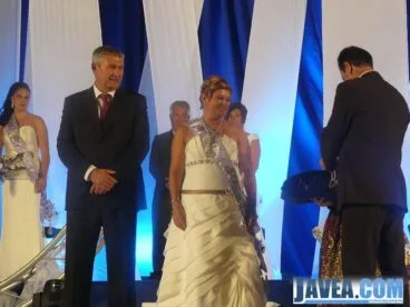 Momento de imposición de la Banda y Medallas a la Mayoralesa Tere Sivera y al Mayoral Francisco Cholbi