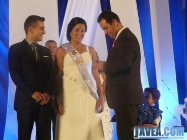 Momento de imposición de la Banda y Medallas a la Mayoralesa Teresa Marín y al Mayoral Francisco Ivars