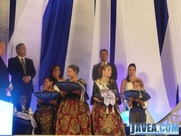Niños y Niñas portando las bandas y medallas de las Mayoralesas y Mayorales