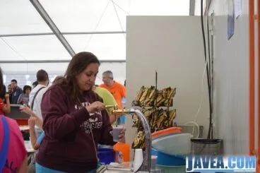 Una de las chicas de la comisión en el baret dels bous