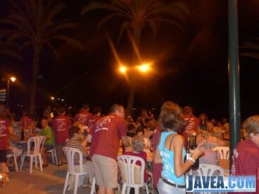 Una vez finalizados los fuegos artificiales la comisión comenzó a repartir las bebidas y aperitivos entre los asistentes a la cena de hermandad