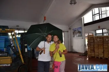 Vecinos de jávea en la lonja del puerto