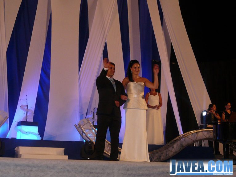 Yolanda Ortiz Bustos y Francisco Paredes Moreno después de subir al escenario