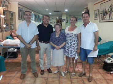 representantes del ayuntamiento, comisión de fiestas y cruz roja en el I Maratón de Donación de Sangre