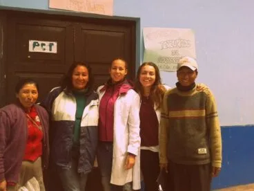 Rosana y su compañera con un paciente y las enfermeras