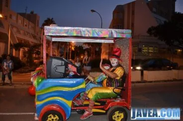 Animación abriendo el desfile