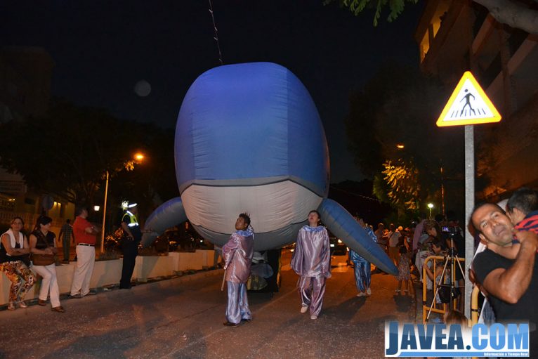 Ballena gigante animando el desfile