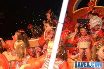 Carroza de niñas disfradas de caramelo