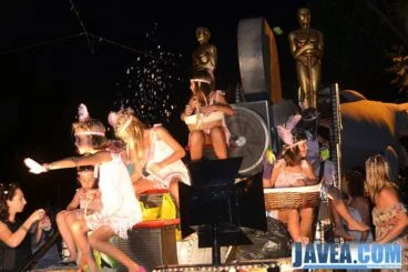 Carroza de niñas disfrazadas de charleston