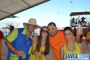 Festeros en el recinto del puerto