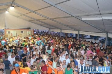 Gente en el baret dels bous a la mar